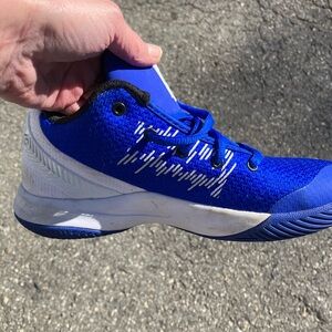 Big Boys Kyrie Irving sneakers